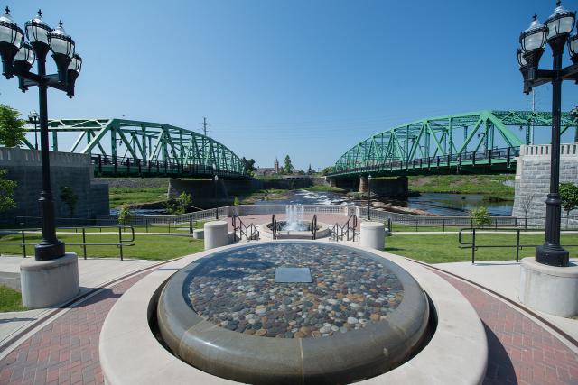 91ɫ, Ma Center fountain with two green bridges in background.